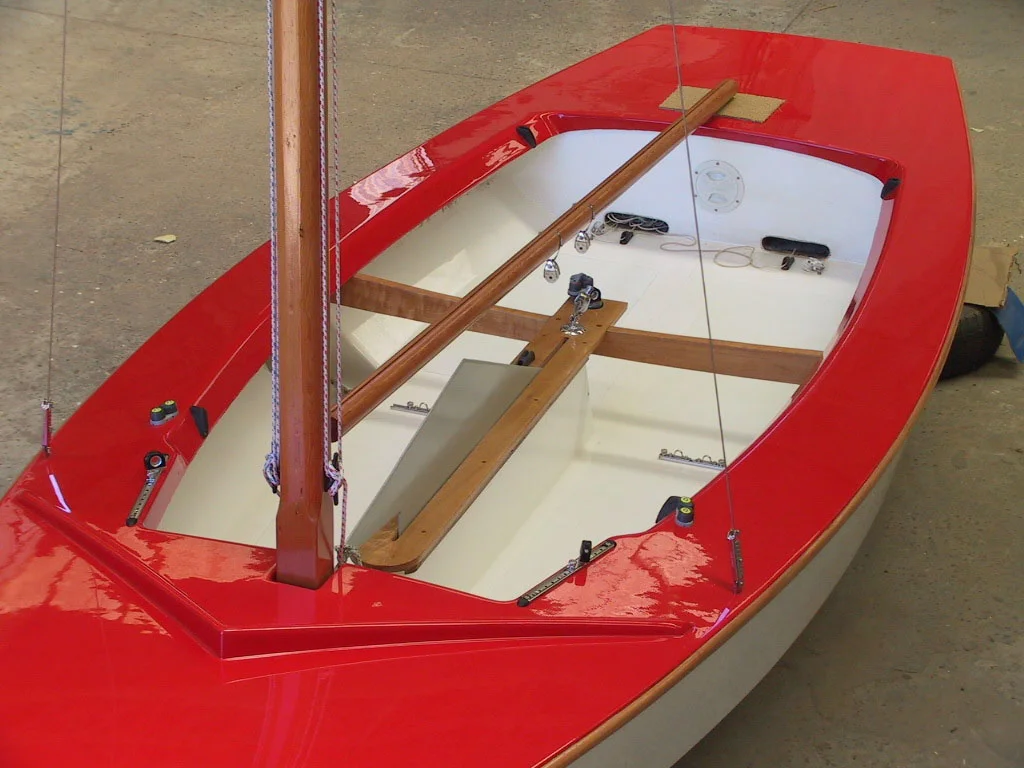 Vista superior de bañera, bancadas y roldanas en velero Pirata con cubierta roja