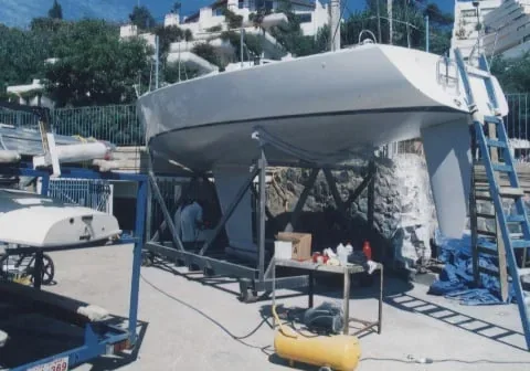 Yacht de regata · reparación de casco · Vista exterior en taller