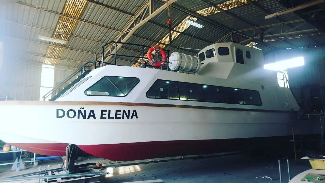 Doña Elena · construcción para turismo · Embarcación en taller
