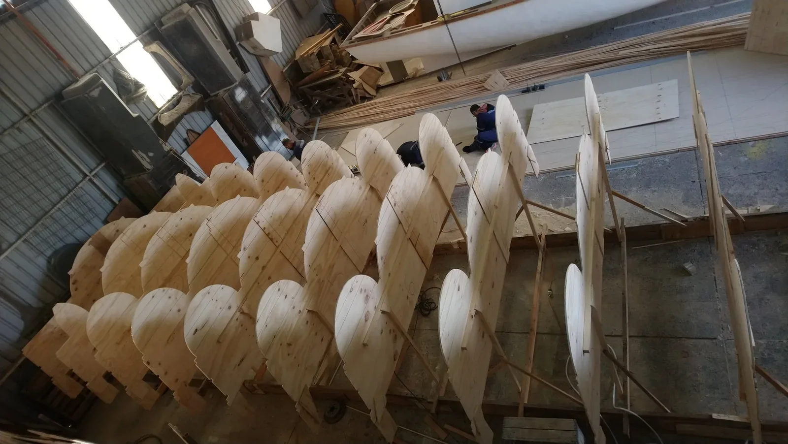 Costillas y estructura base de trimarán C-VII en taller