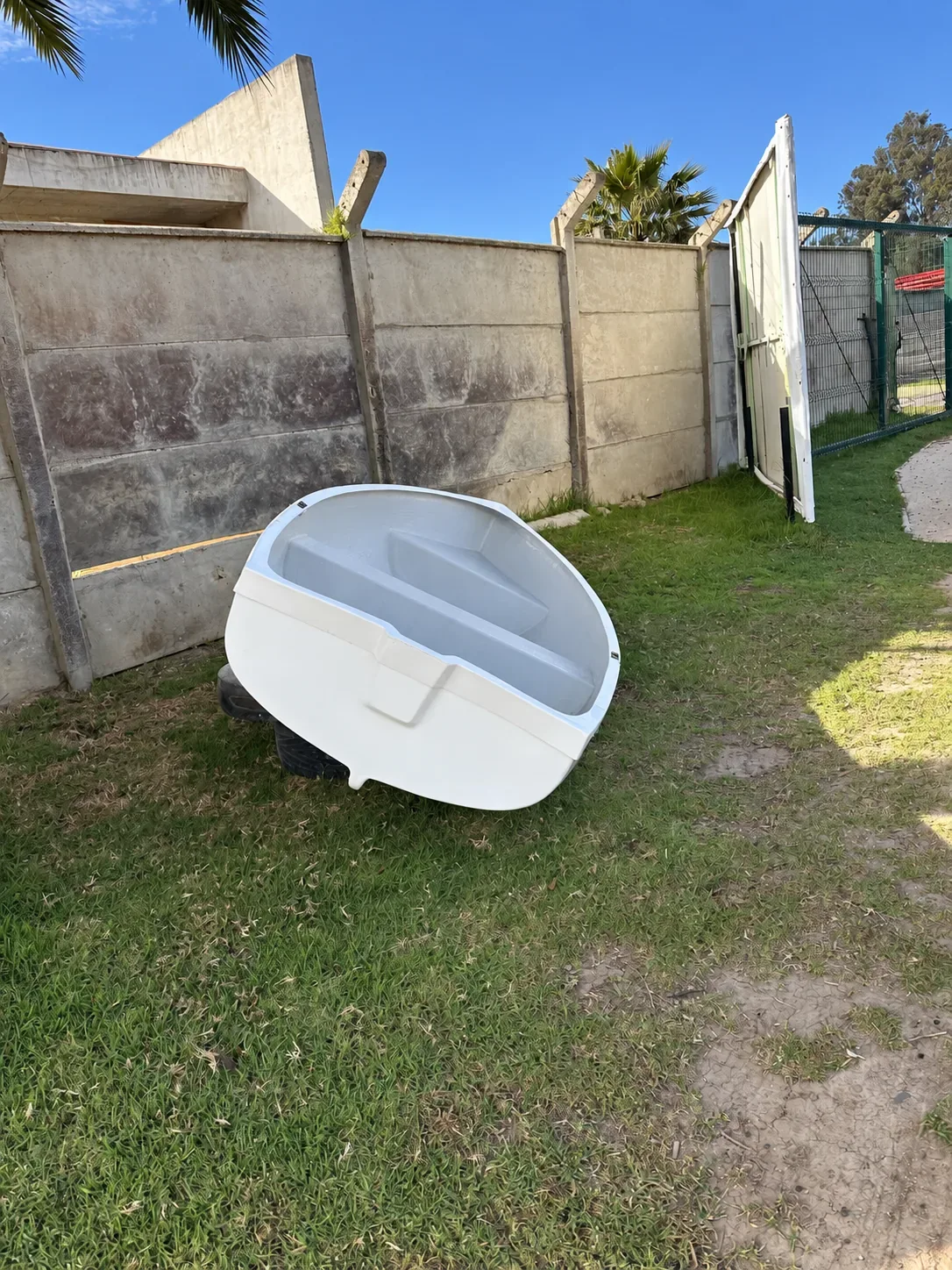 Dinghy · espejo de popa · fotografía con fondo retocado
