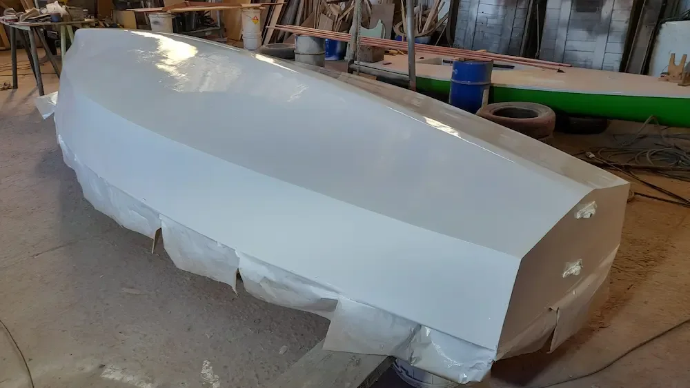 Pirat · restauración en madera · Casco en taller