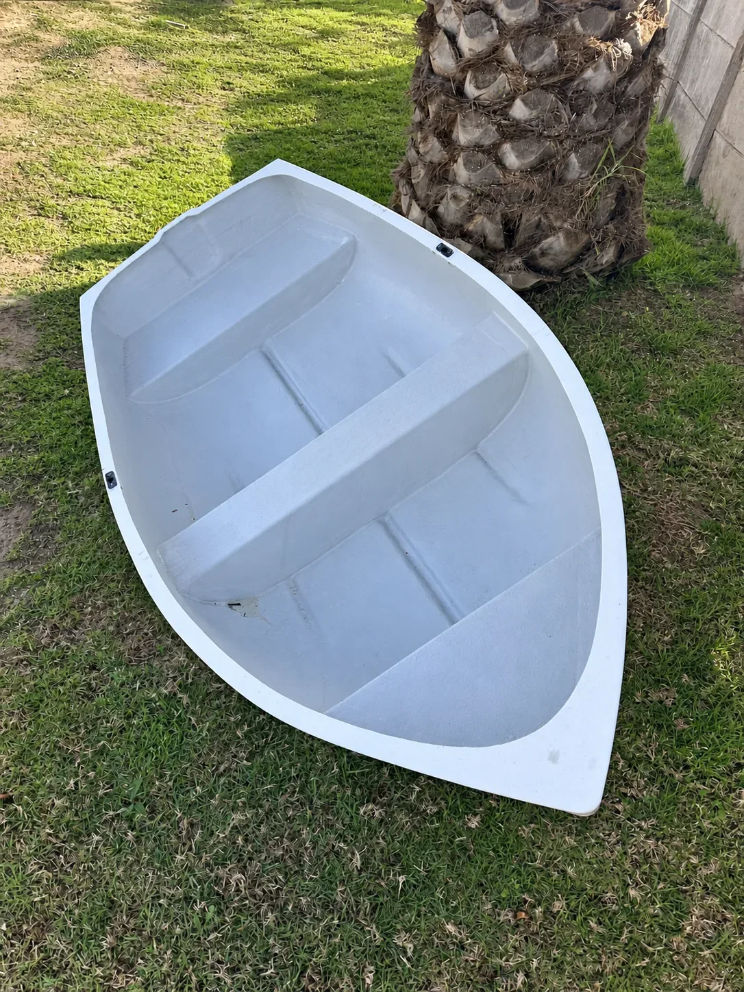 Dinghy · distribución interior, vista superior · fotografía con fondo retocado