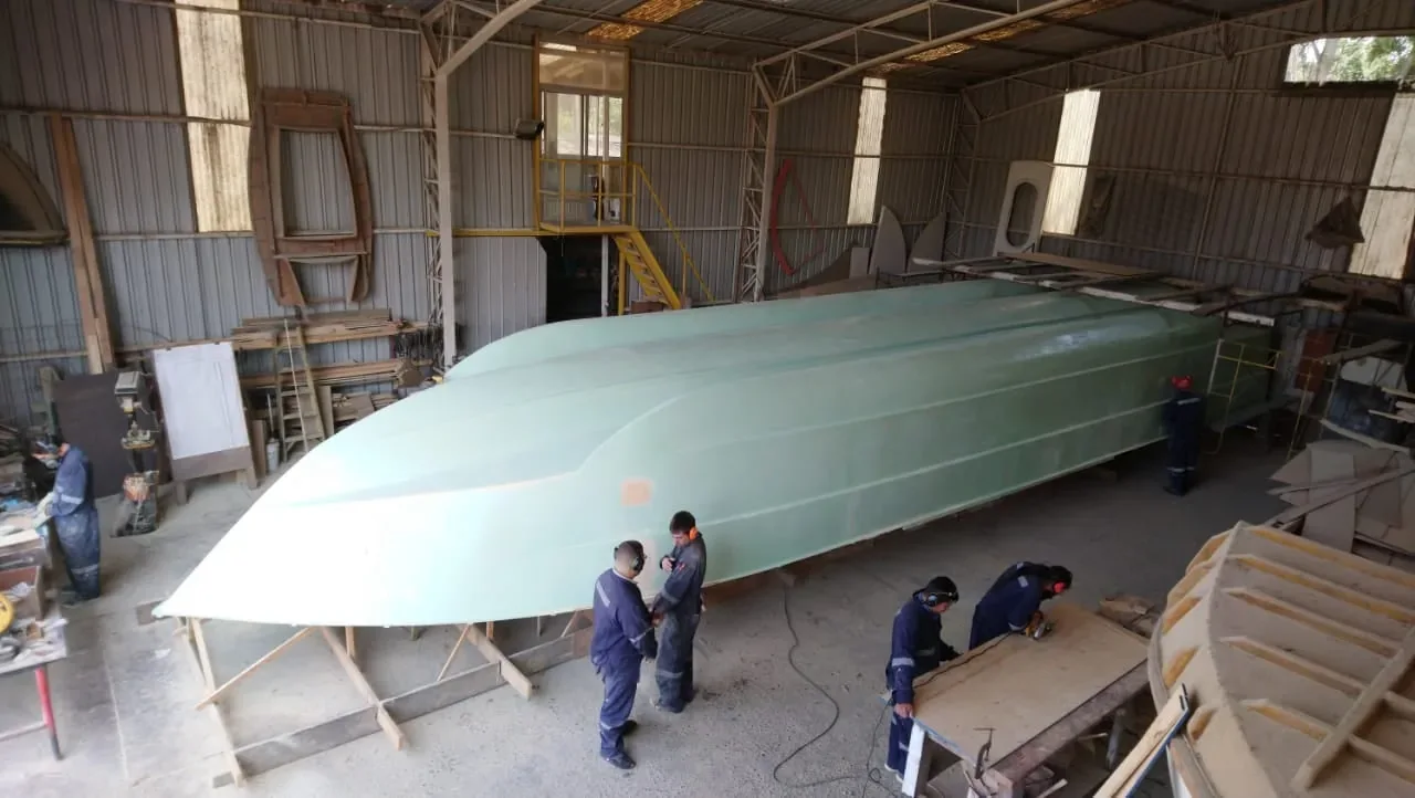 Fabricación de un casco en el interior del astillero CONAVRE