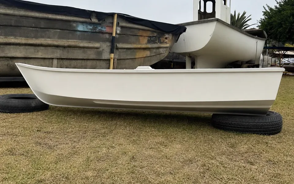 Bote D2 de perfil en el astillero