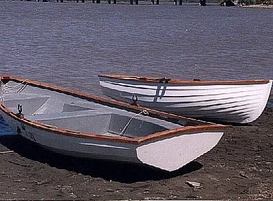Referencia de familia · Bote recreativo de fibra de vidrio en playa