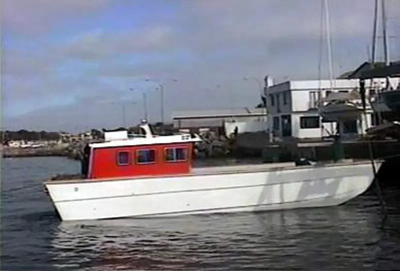 Salmones Andes · construcción para transporte · Embarcación a flote