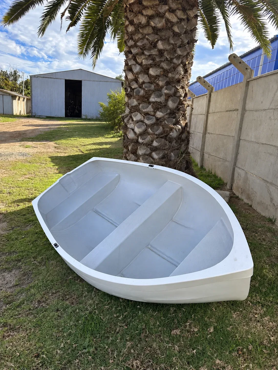 Dinghy · vista de tres cuartos · fotografía con fondo retocado