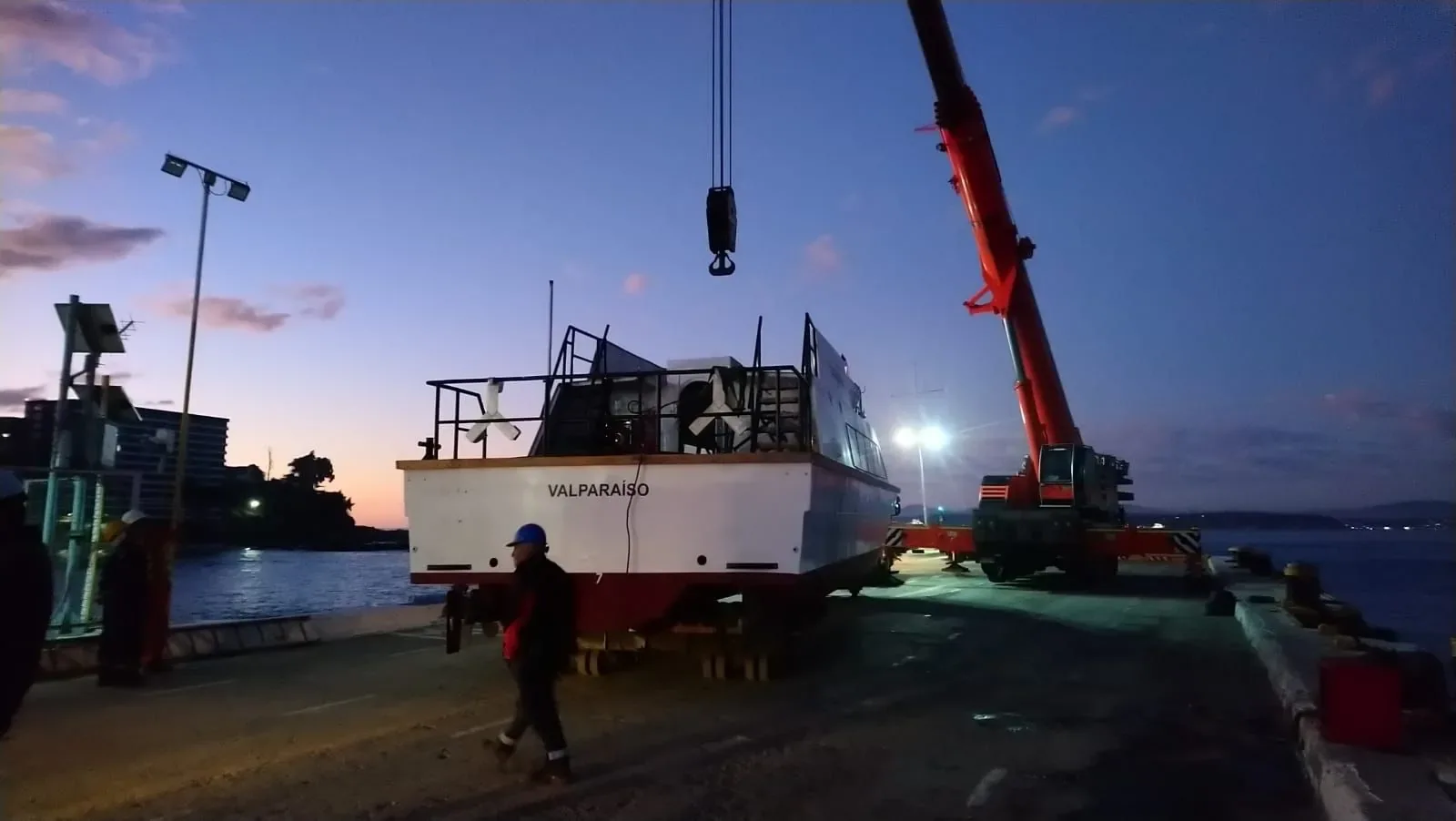 Referencia de familia · Puesta a flote de trimarán de pasajeros