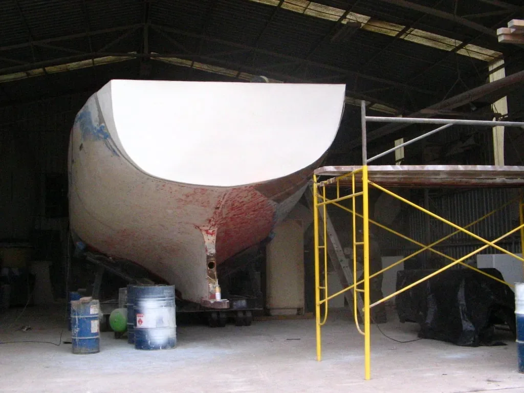 Casco pesquero C-IV en proceso de restauración dentro del astillero
