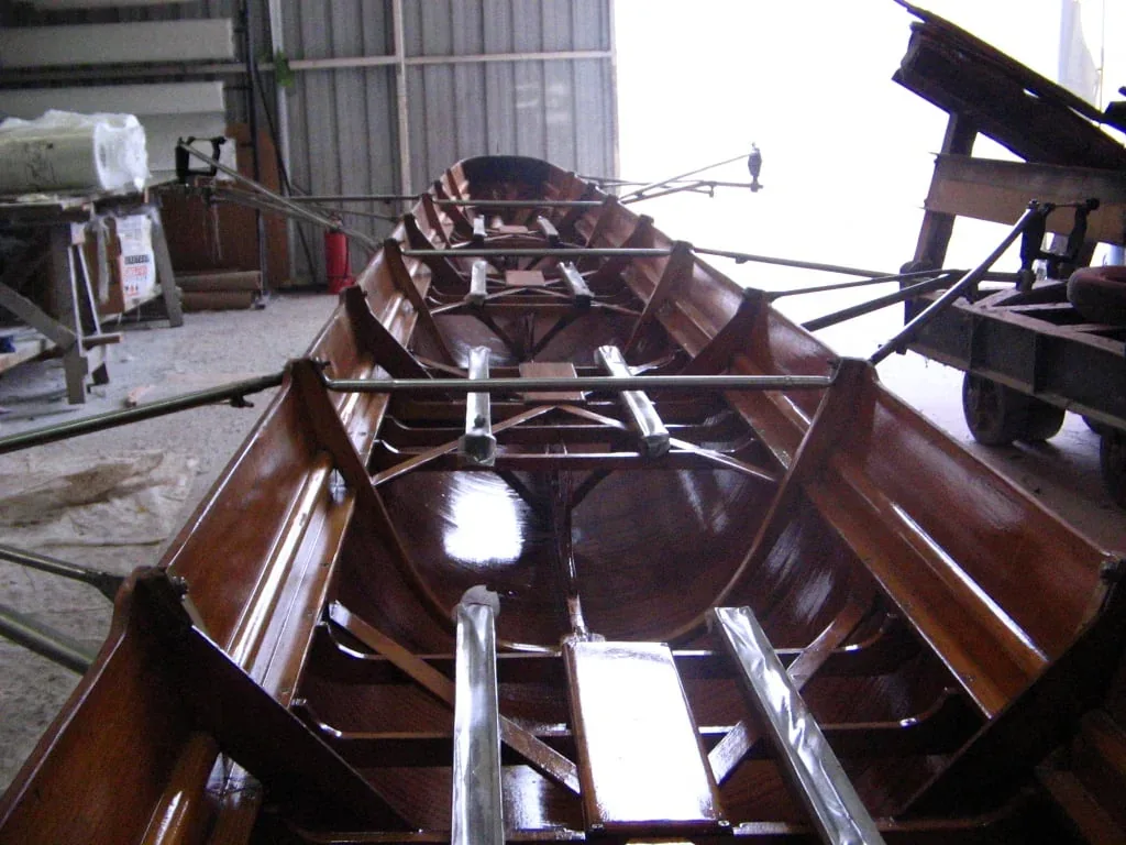 Embarcación de remo · restauración en madera · Interior y terminaciones