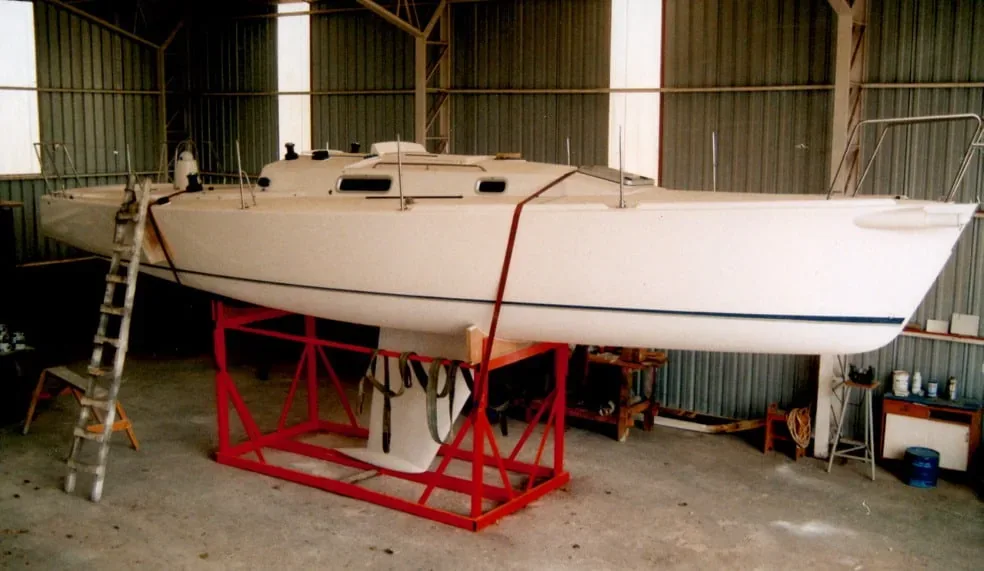 Yacht de regata · reparación de casco · Casco en taller