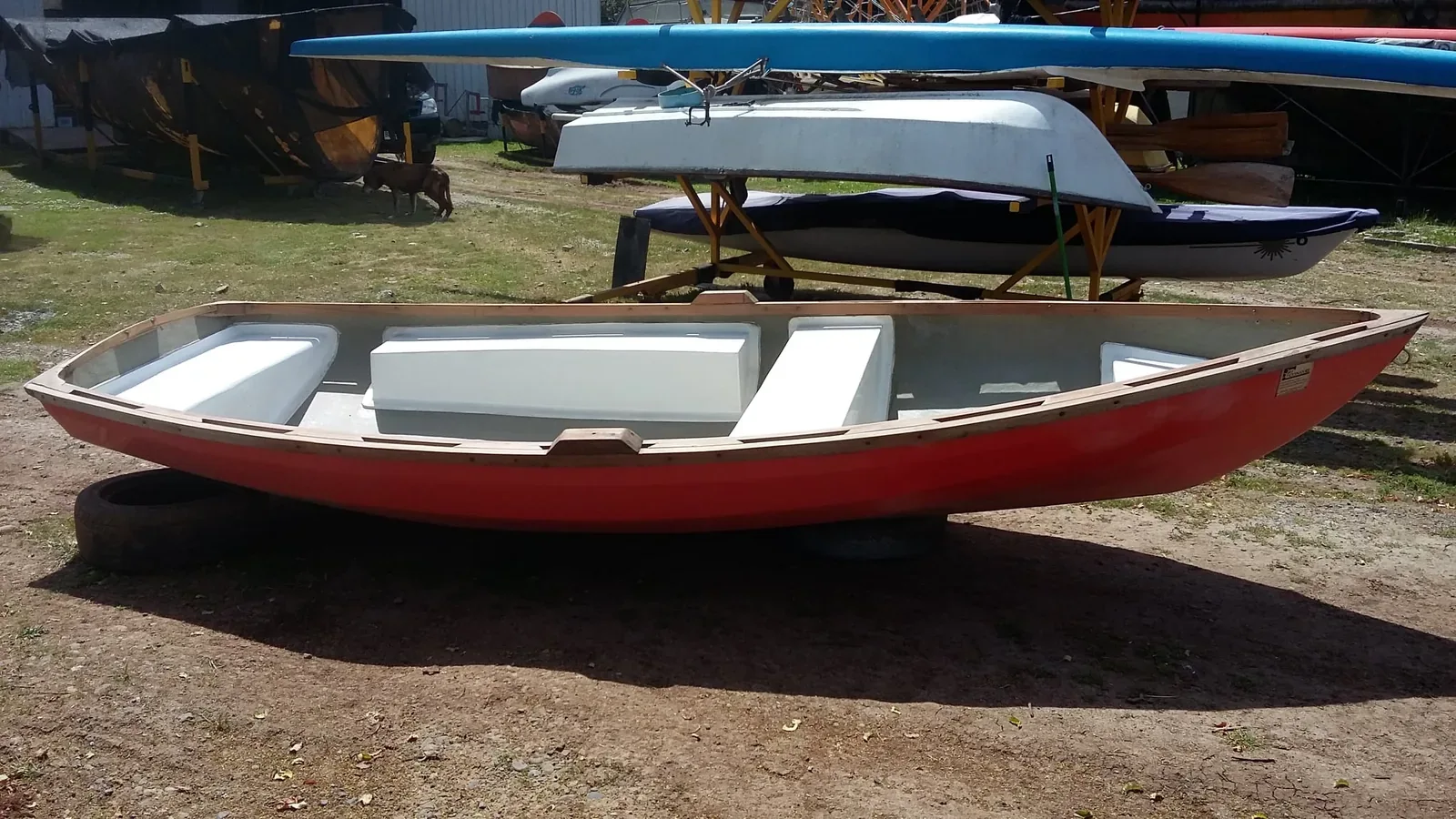 Bote recreativo · construcción PRFV · Vista exterior en astillero