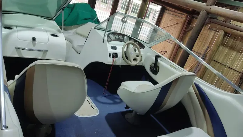 Lancha deportiva · recuperación del interior · Configuración interior