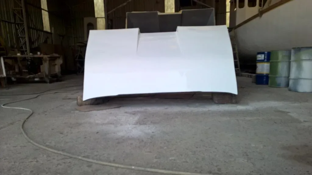 Deflector · fabricación en PRFV · Pieza en taller