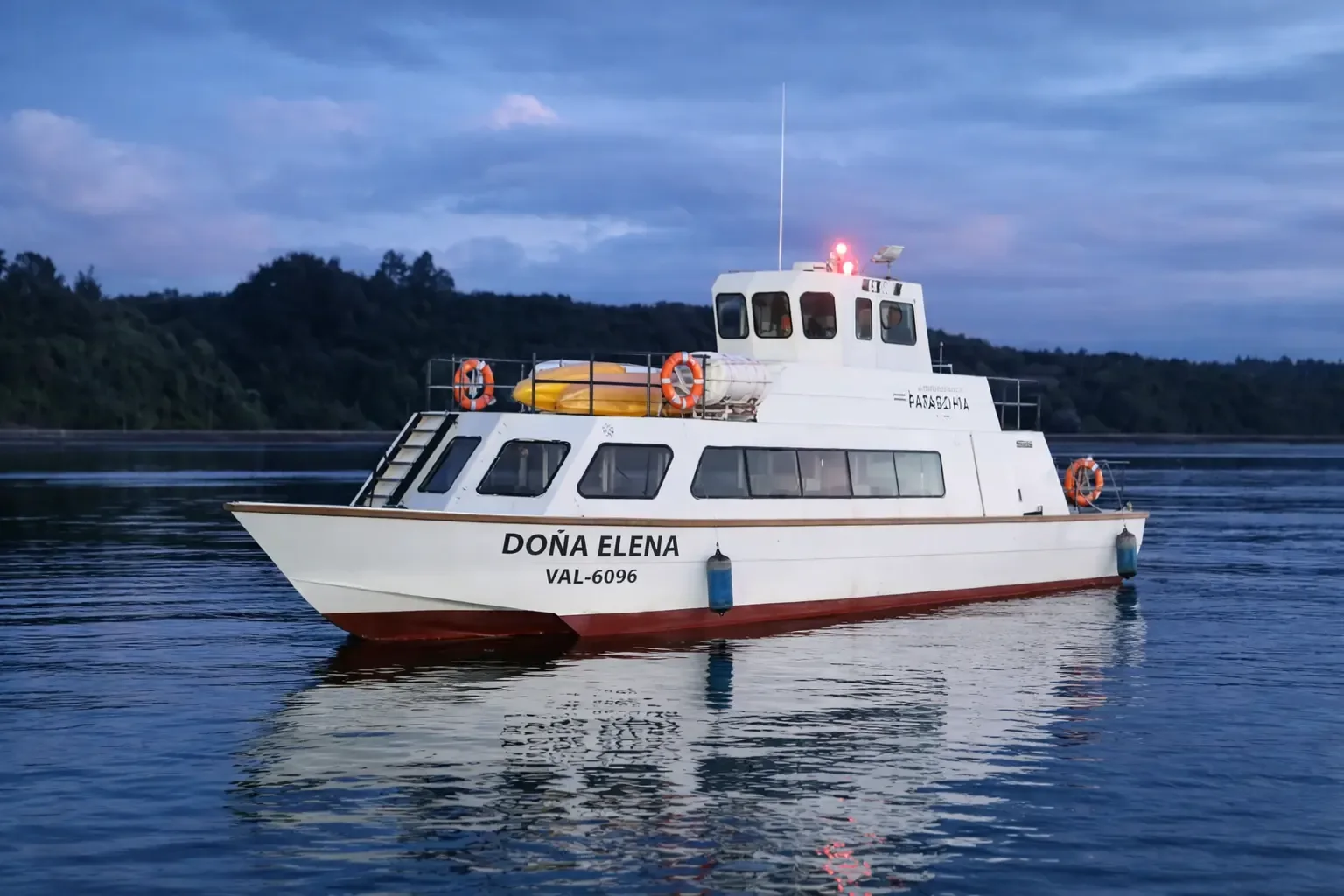 Embarcación Doña Elena, construida por CONAVRE, navegando al atardecer