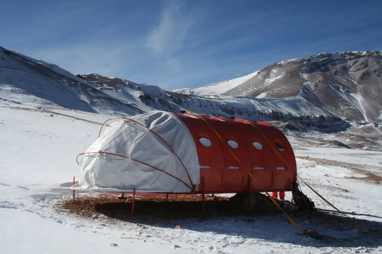 Refugio modular PRFV instalado en zona de nieve