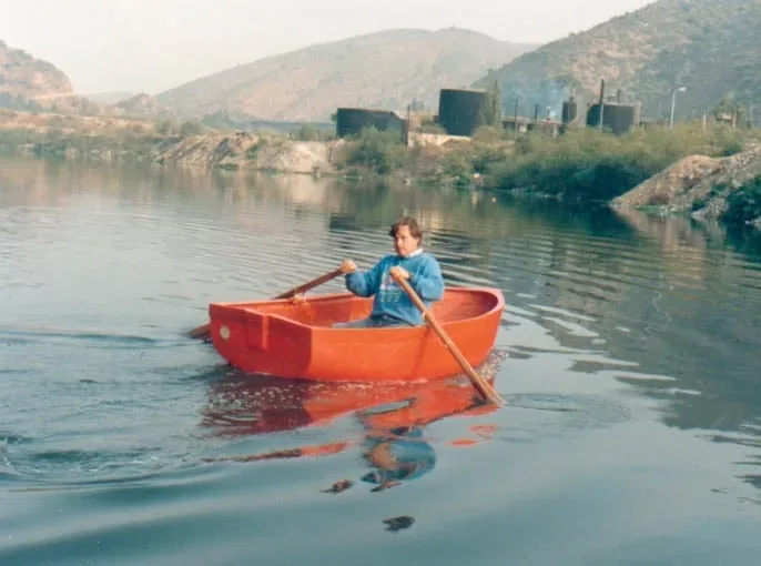 Bote Dinghy a remo en el agua